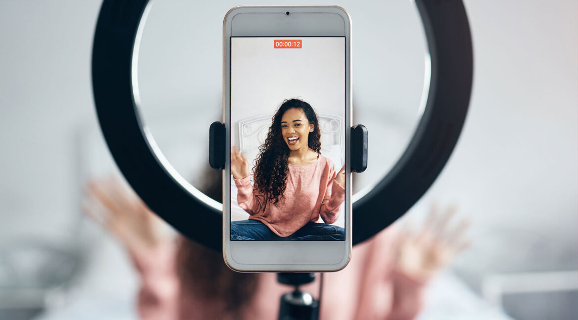 Mädchen filmt NPC-Video in ihrem Zimmer für TikTok