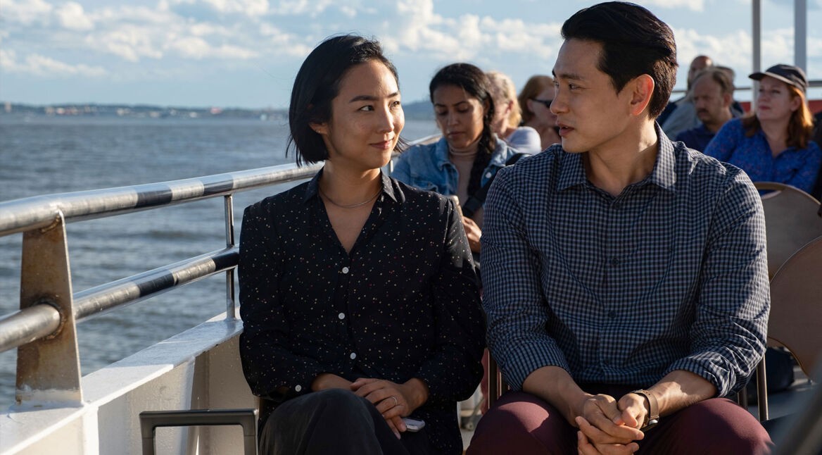 Nora und Hae Sang (Past Lives) unterhalten sich auf einem Schiff