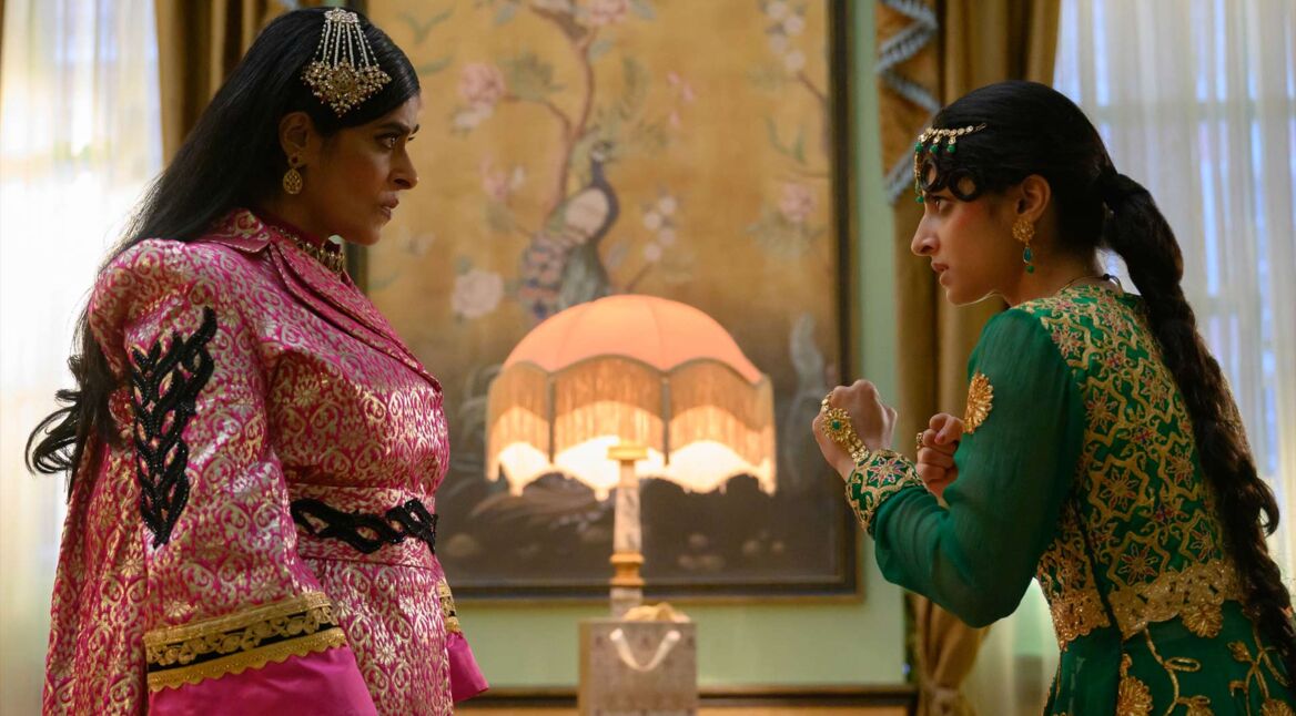 Nimra Bucha als Raheela und Priya Kansara als Ria Khan in Polite Society.