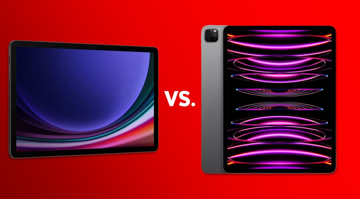 Galaxy Tab S9 Ultra und iPad Pro liegend vor rotem Hintergrund