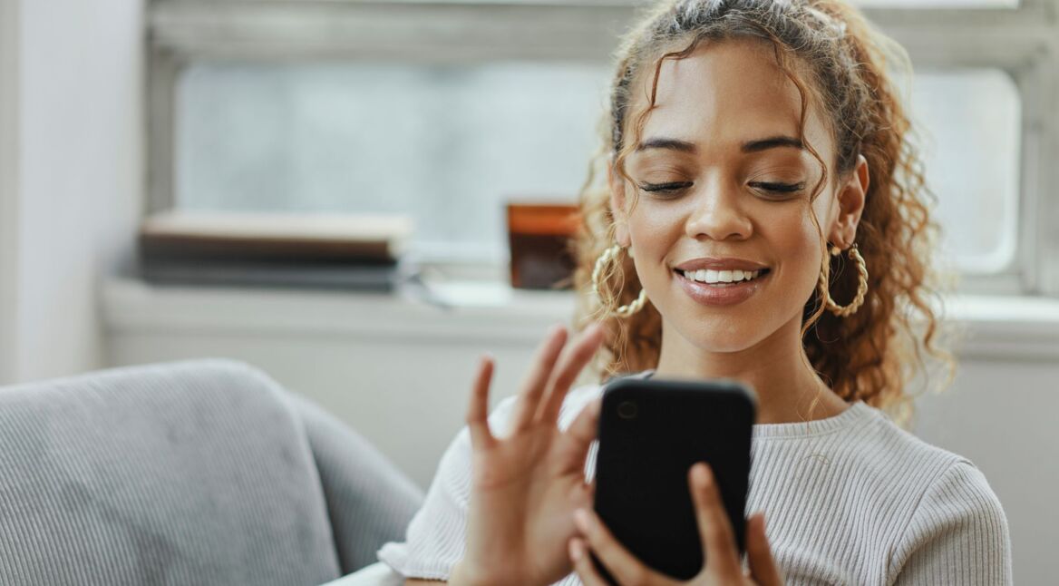 Frau teilt WhatsApp-Bildschirm auf ihrem Handy