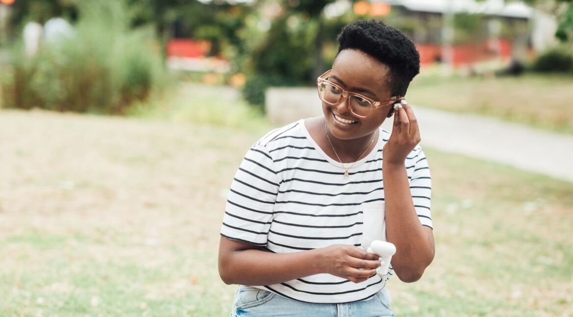 Frau trägt AirPods im Ohr