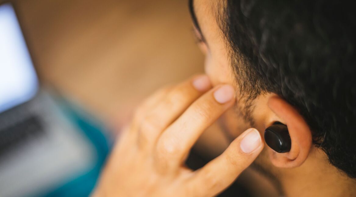 Sony-Kopfhörer im Ohr