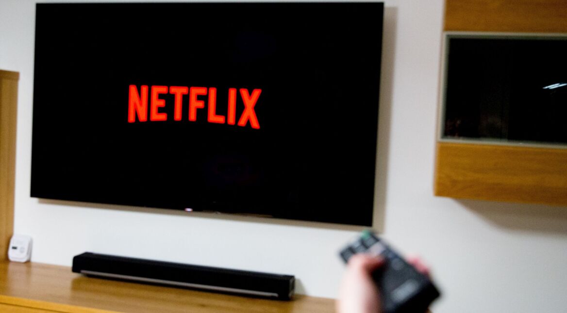 Netflix-Logo auf Fernseher