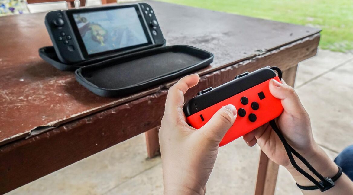 Ein Kind zockt Spiele ab 6 auf der Nintendo Switch