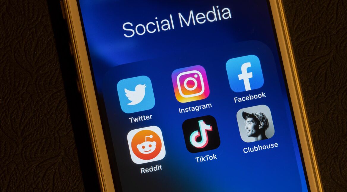 Ein Smartphone-Display mit verschiedenen Social-Media-Apps wie TikTok, Instagram und Co.