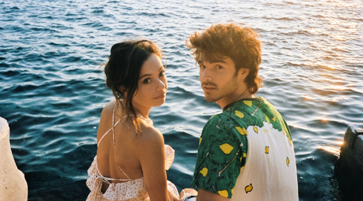 Eine junge Frau und ein junger Mann am Meer