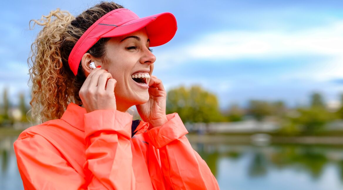 Sportliche junge Frau mit In-Ears