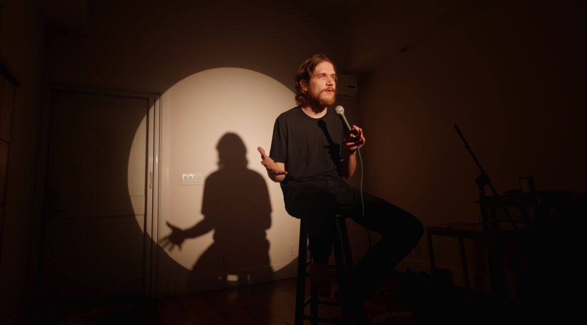 Bo Burnham wird von einem Lichtkegel angestrahlt