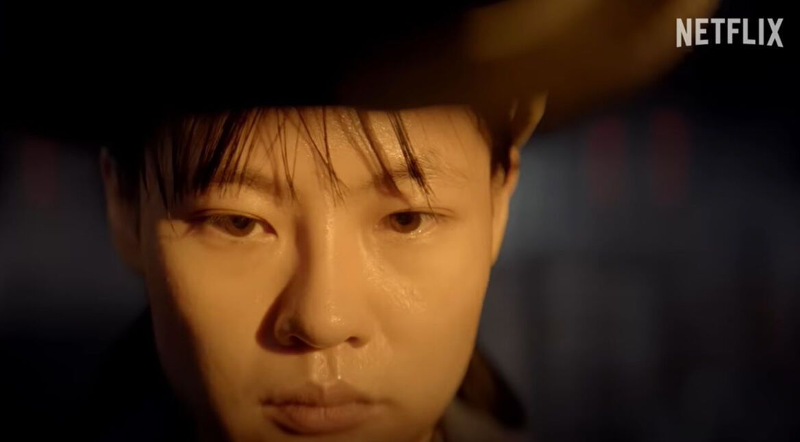 Frau wird von Licht im Gesicht beleuchtet