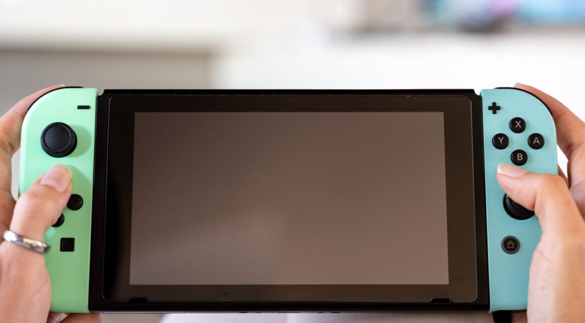 Ein Mädchen hält eine Nintendo Switch in ihren Händen