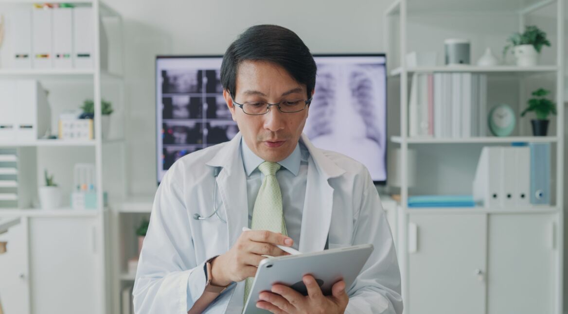 Ein Doktor mit seinem Galaxy Tab S9 in der Hand