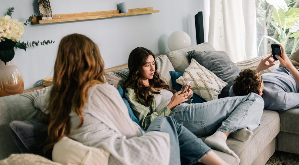 Drei Teenager auf der Couch