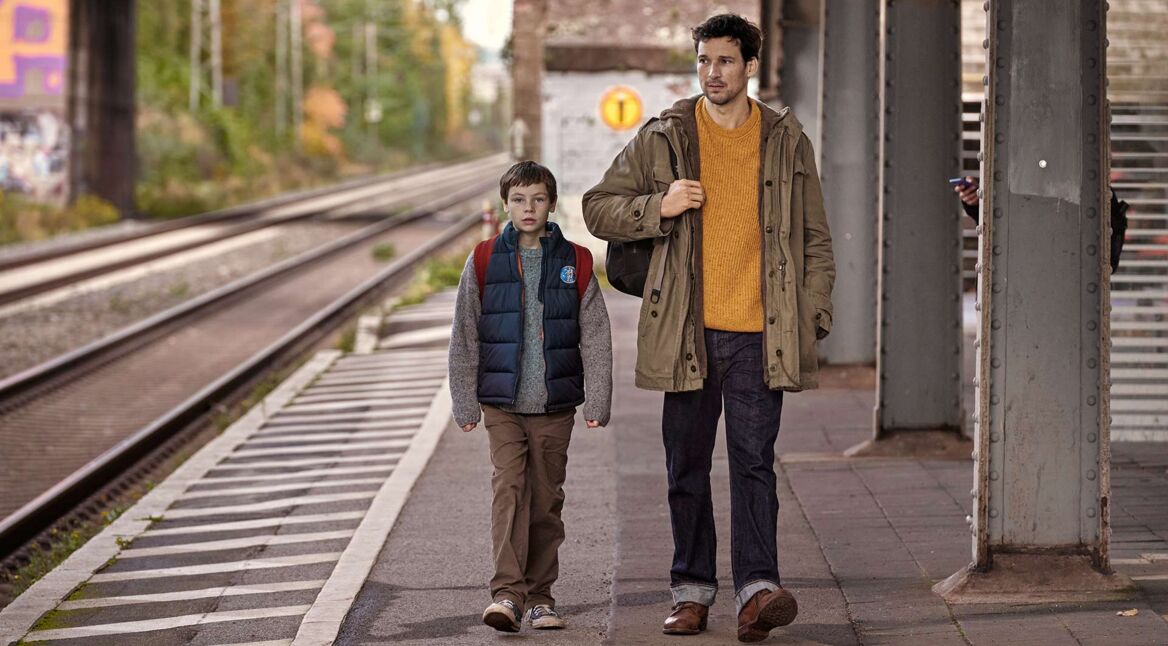 Jason (Cecilio Andresen) und Mirco (Florian David Fitz) auf dem Weg zum nächsten Fußballspiel.