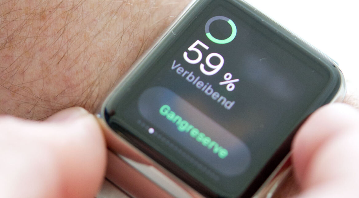 Apple Watch am Handgelenk eines Mannes zeigt Akkustand an mit 59 Prozent verbleibend