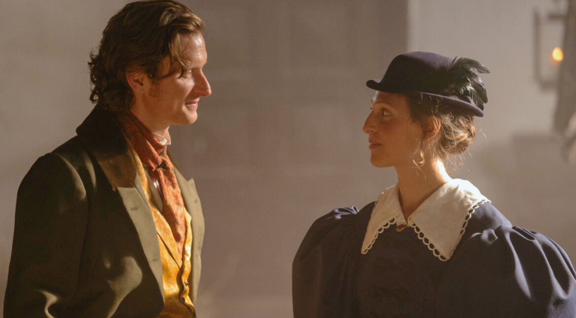 Ein Mann und eine Frau stehen sich lächelnd gegenüber.