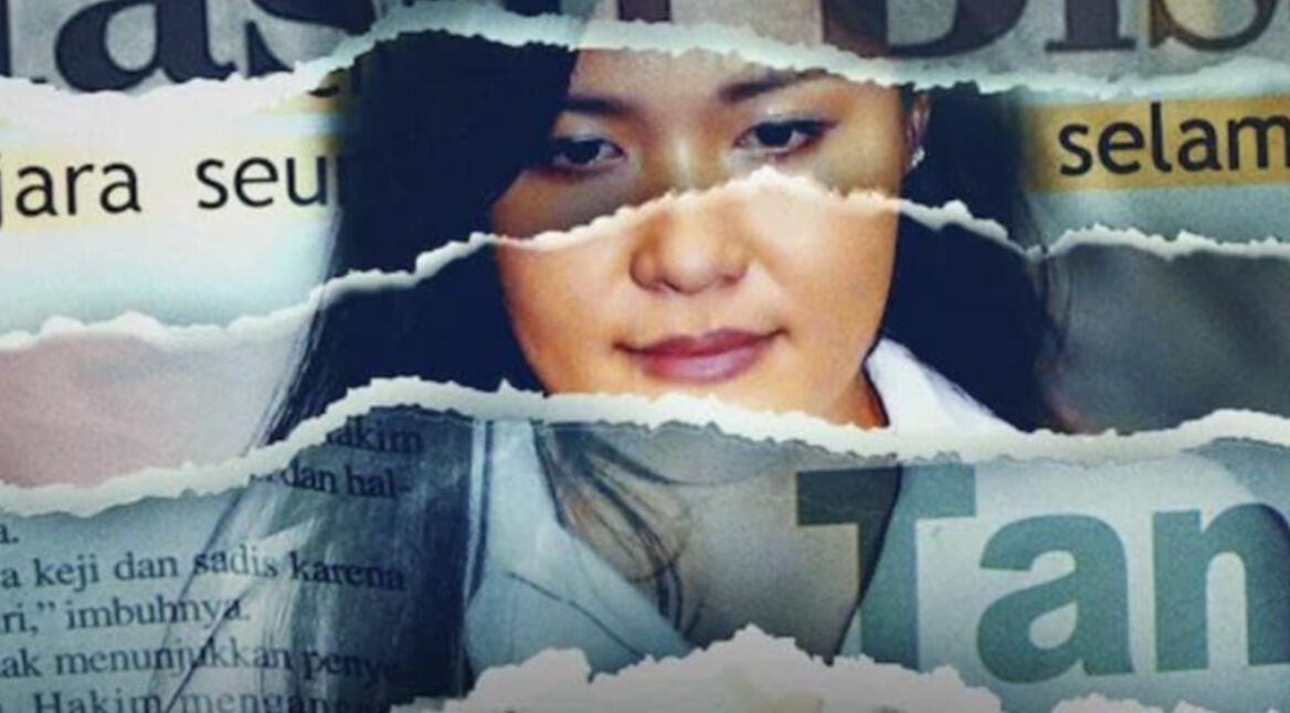 Das Gesicht einer jungen Indonesierin mit gesenktem Blick ist frontal zwischen verschiedenen Zeitungsausschnitten zu sehen.