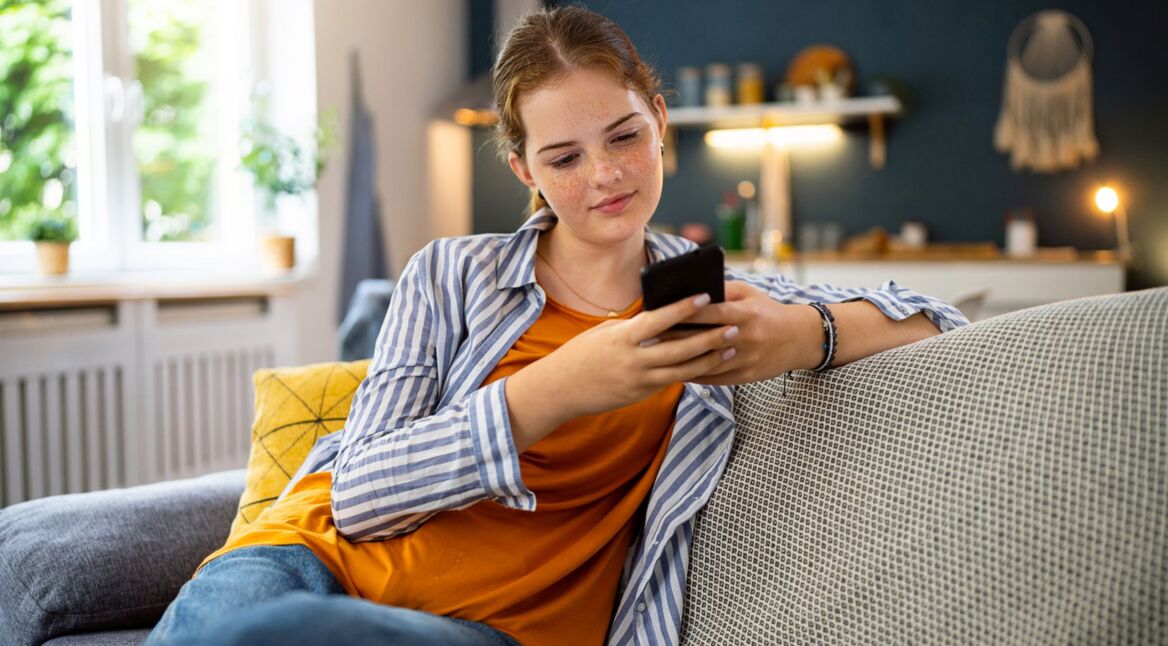 Frau schaut auf ihr Smartphone