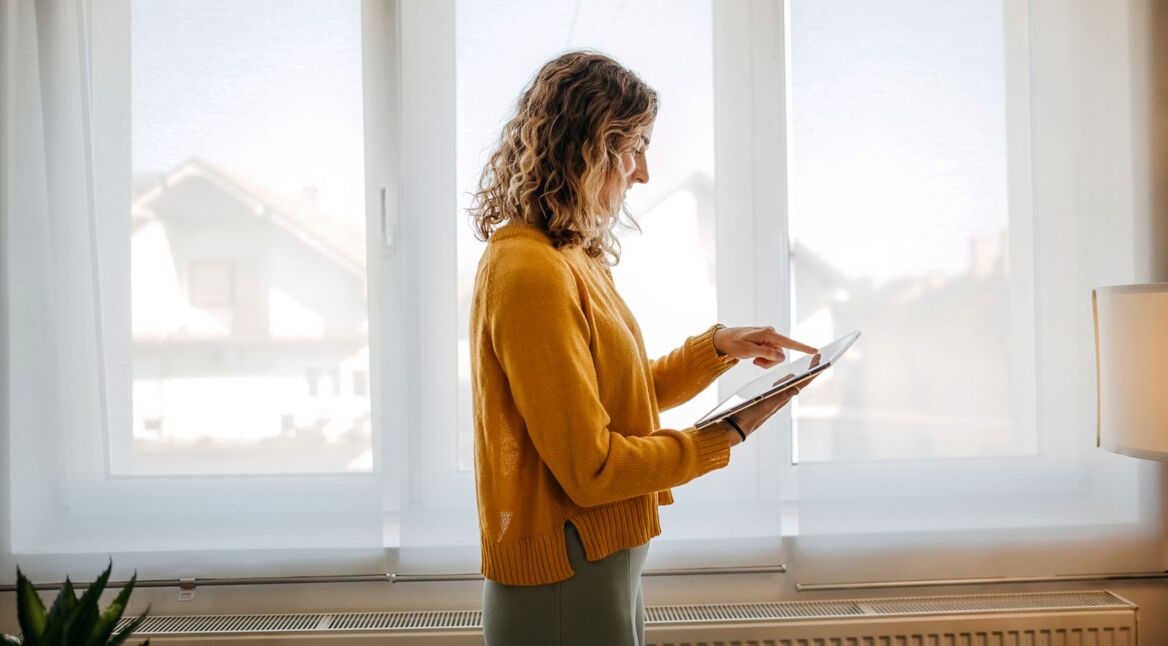 Frau tippt auf Tablet