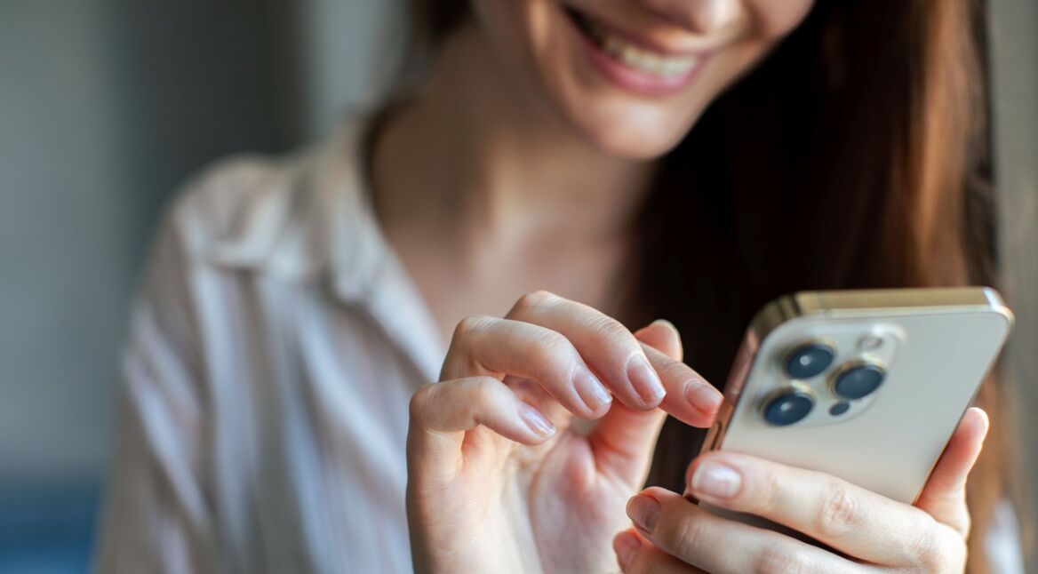 Frau schaltet Live Voicemail auf dem iPhone ein