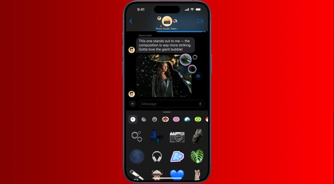 Das iPhone 15 vor rotem Hintergrund