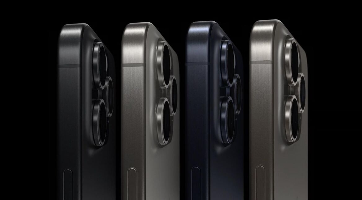 Das iPhone 15 Pro vor schwarzem Hintergrund