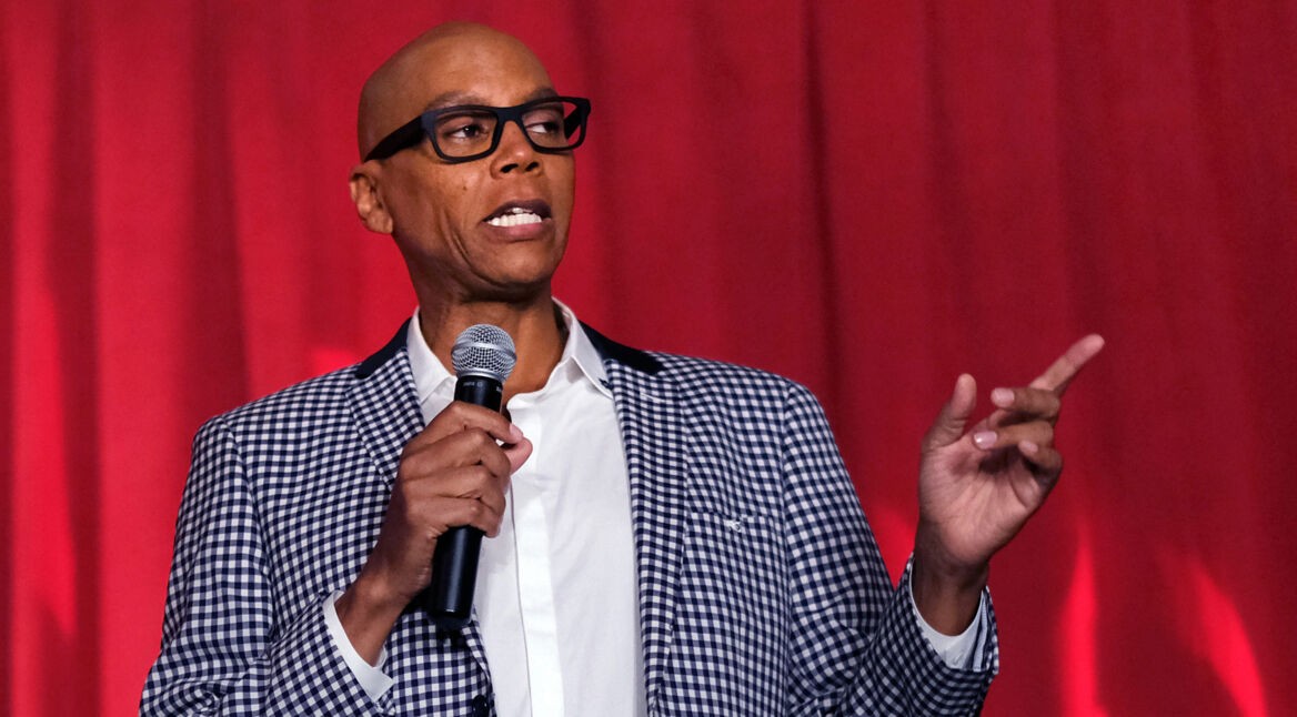 RuPaul hält ein Mirko in der Hand