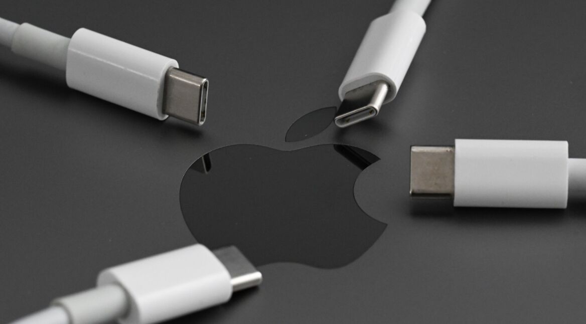 USB-C-Kabel vor Apple-Logo