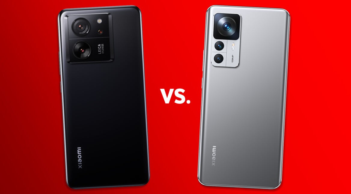 Das Xiaomi 13T und das Xiaomi 12T vor rotem Hintergrund