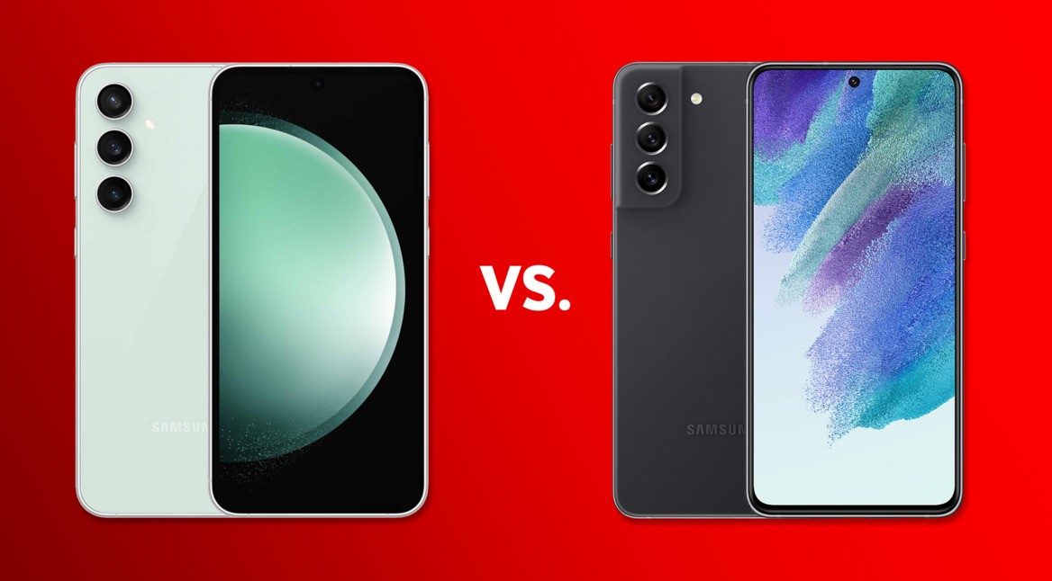 Das Galaxy S23 FE und das S21 FE vor rotem Hintergrund