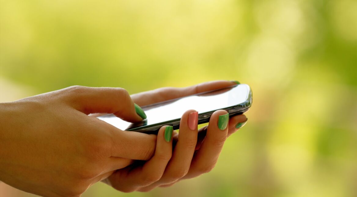 Frau tippt auf Smartphone