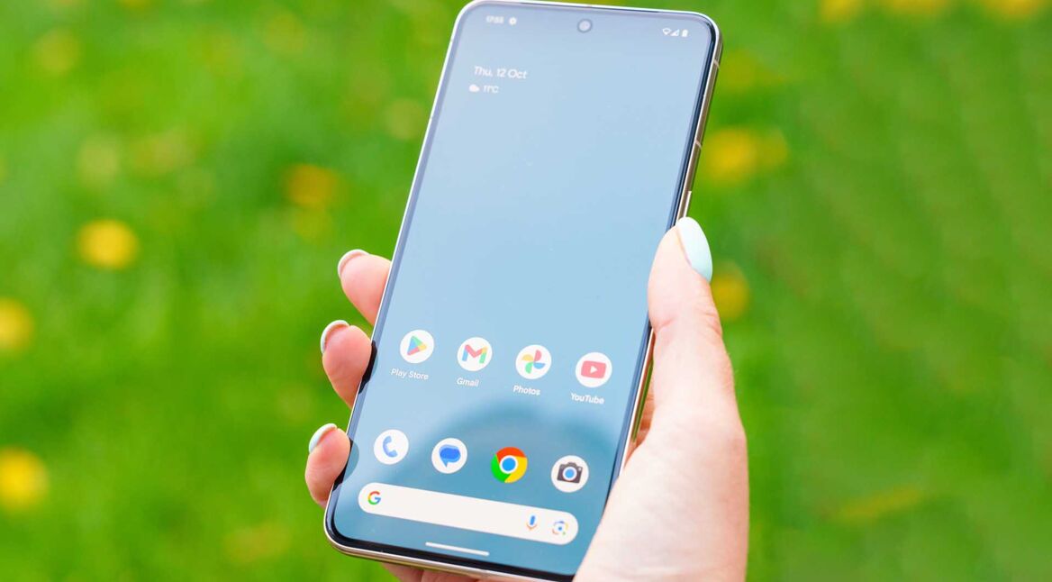 Das Google Pixel 8 in der Hand einer Frau