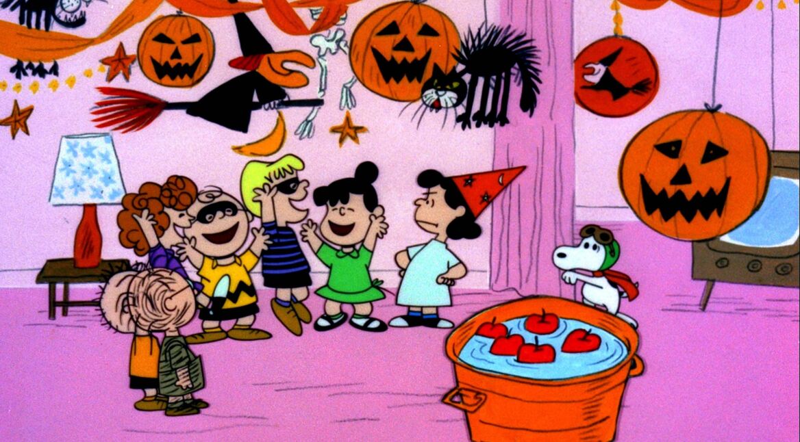 Die Peanuts stehen an Halloween zusammen