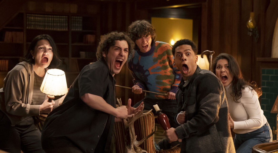 Eine Gruppe von Jugendlichen schaut in die Richtung der Kamera und schreit vor Furcht