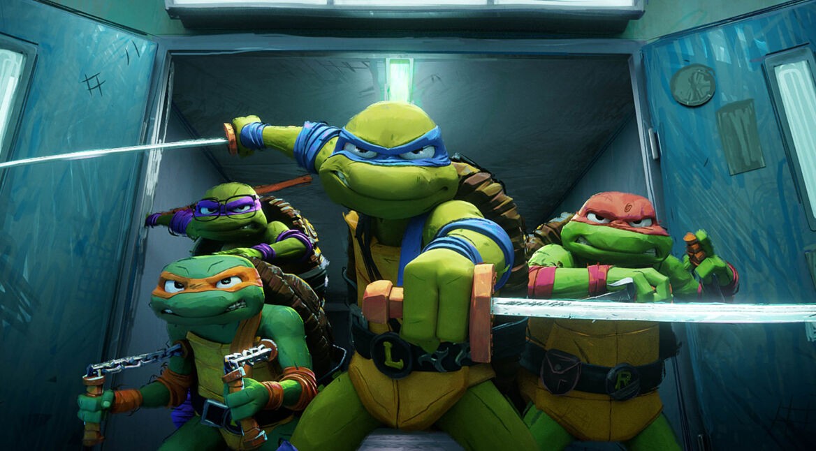 Die vier Ninja Turtles Leonardo, Donatello, Raphael und Michelangelo stehen kampfbereit in einer geöffneten Tür
