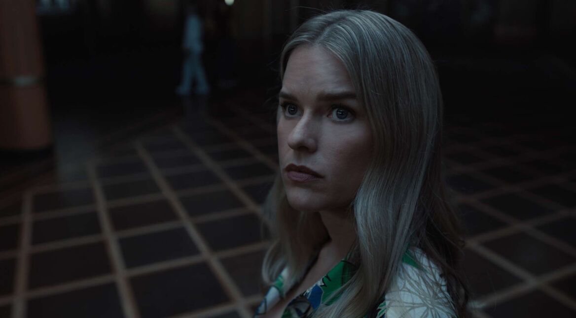 Die Fotografin Anne (Alice Eve) in "The Queen Mary"