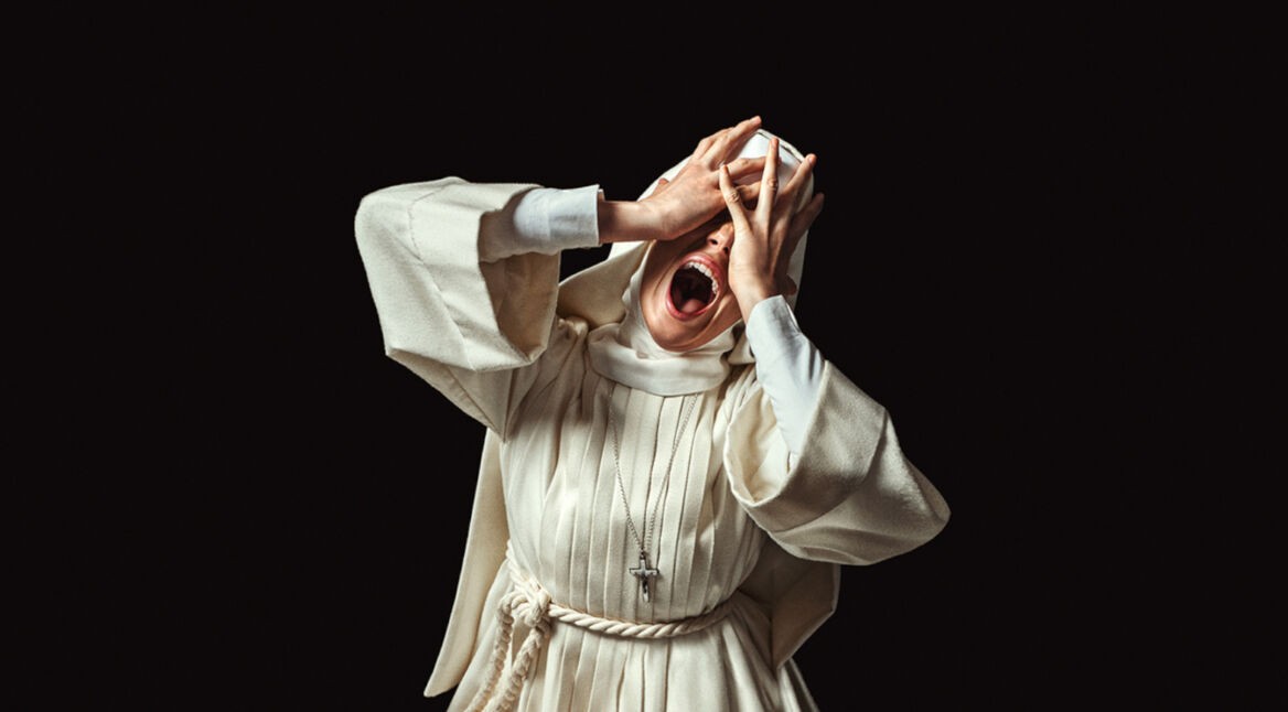 Poster zum Netflix-Horror Die Todesschwester: Nonne schreit verzweifelt und hält sich die Hände vors Gesicht.