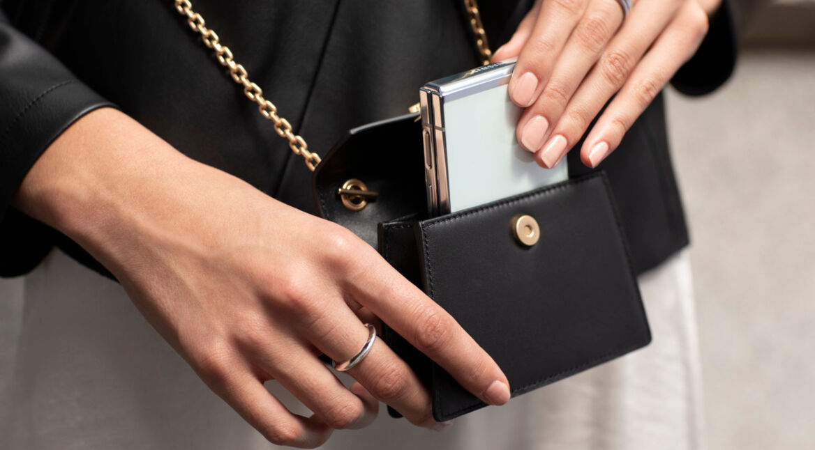 Frau holt Galaxy Z Flip5 aus der Handtasche