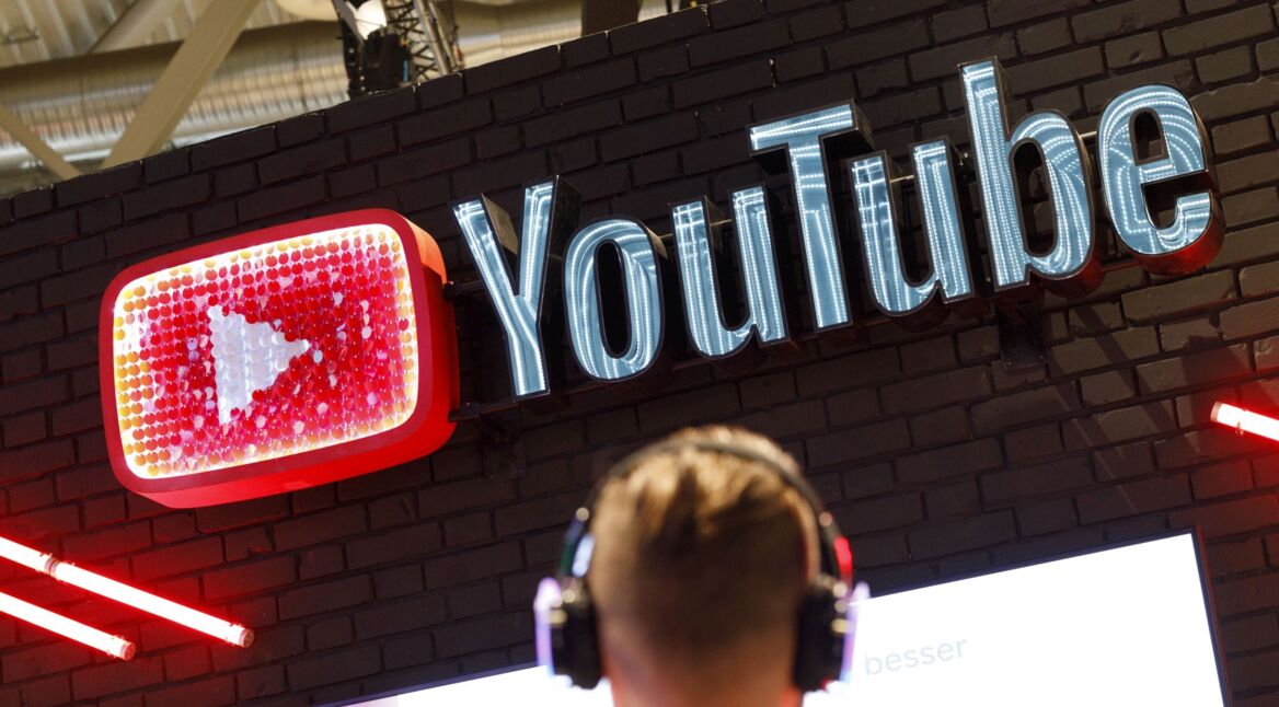 Das Logo von YouTube hängt an einer Wand