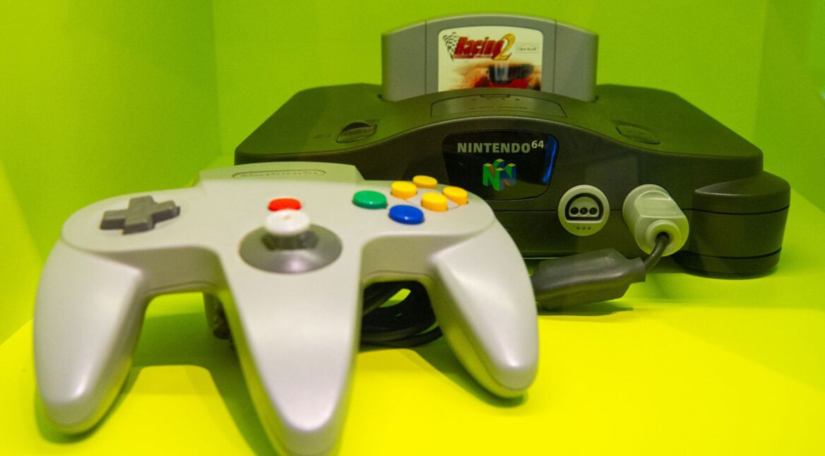 Die Nintendo 64-Konsole mit dazugehörigen Controller in der Nahaufnahme