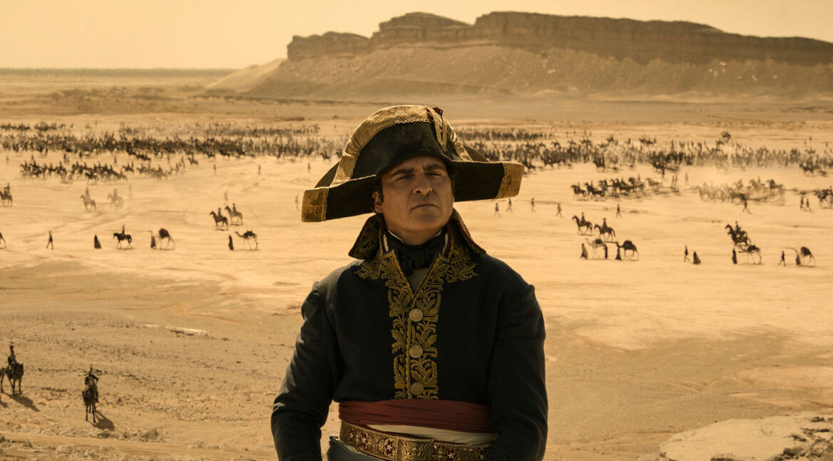 Napoleon (Joaquin Phoenix) steht in der ägyptischen Wüste