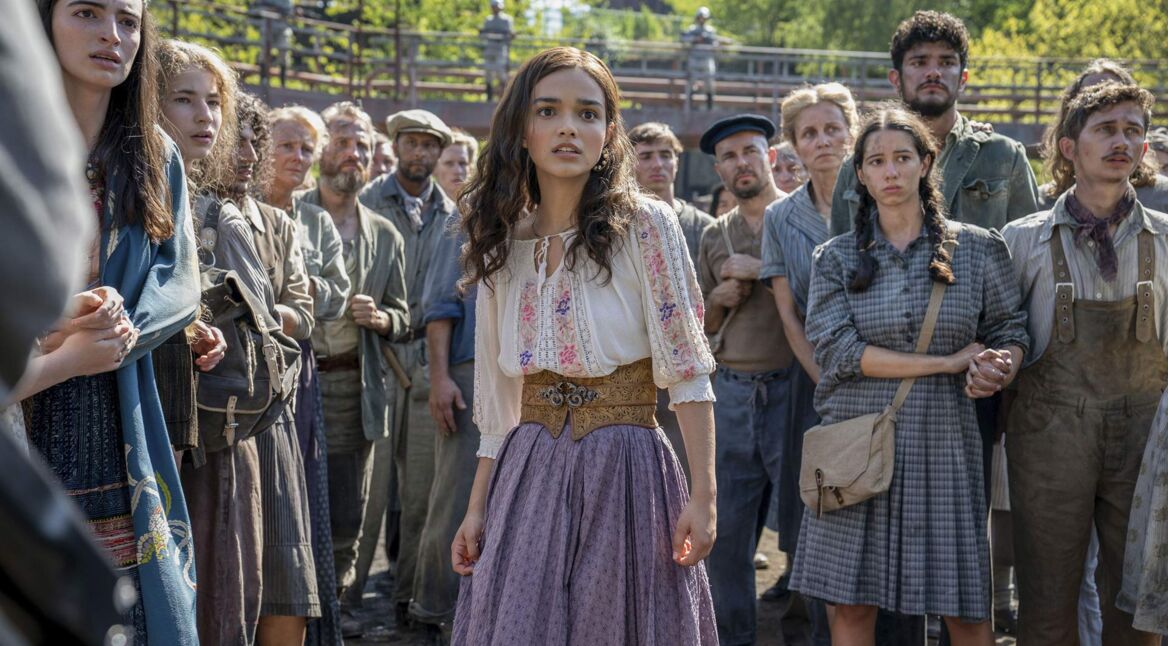 Zachel Regler als Lucy Gray Baird als sie zum Tribut auserwählt wurde. Sie schaut erschrocken