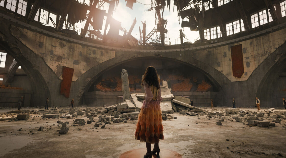 Tribut Lucy Gray (Rachel Regler) steht in der Hungerspiele-Arena