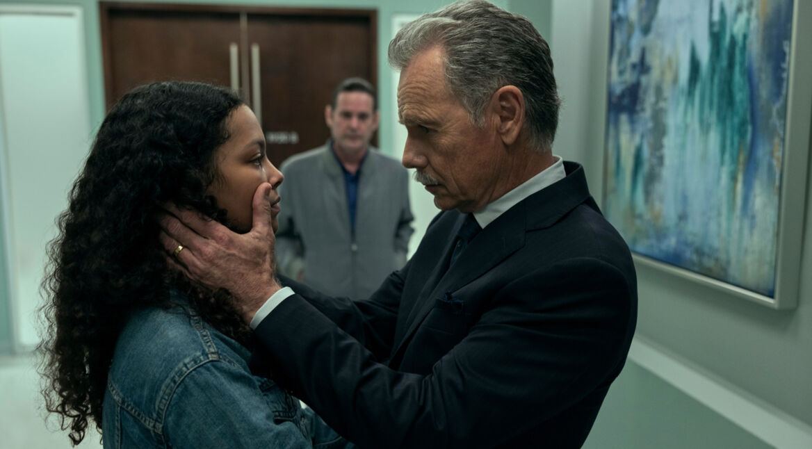 Kyliegh Curran als Lenore Usher (links), Henry Thomas als Frederick Usher (mitte) und Bruce Greenwood als Roderick Usher (rechts)