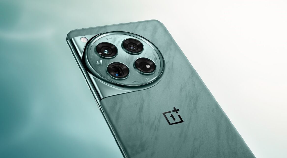 Die Rückseite des Smartphones OnePlus 12 mit rundem Kameramodul in Grün vor einem weiß-grünen Hintergrund