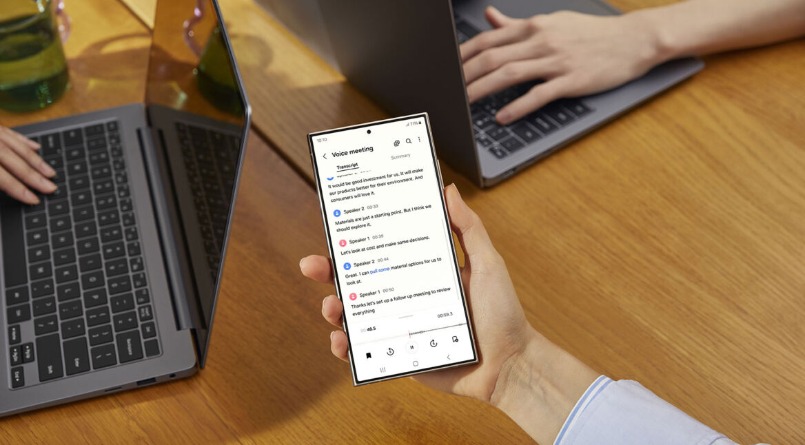 Das Galaxy S24 Ultra wird über einem Tisch in der Hand gehalten