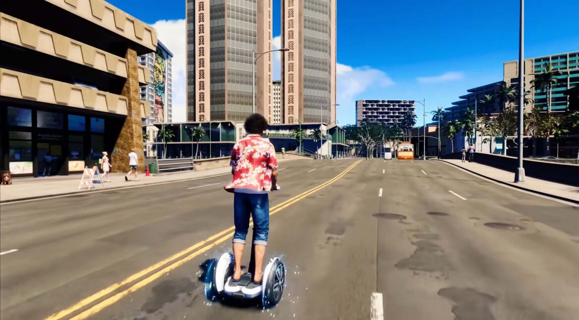 Ichiban aus Like a Dragon: Infinite Wealth fährt auf einem Segway durch die Stadt
