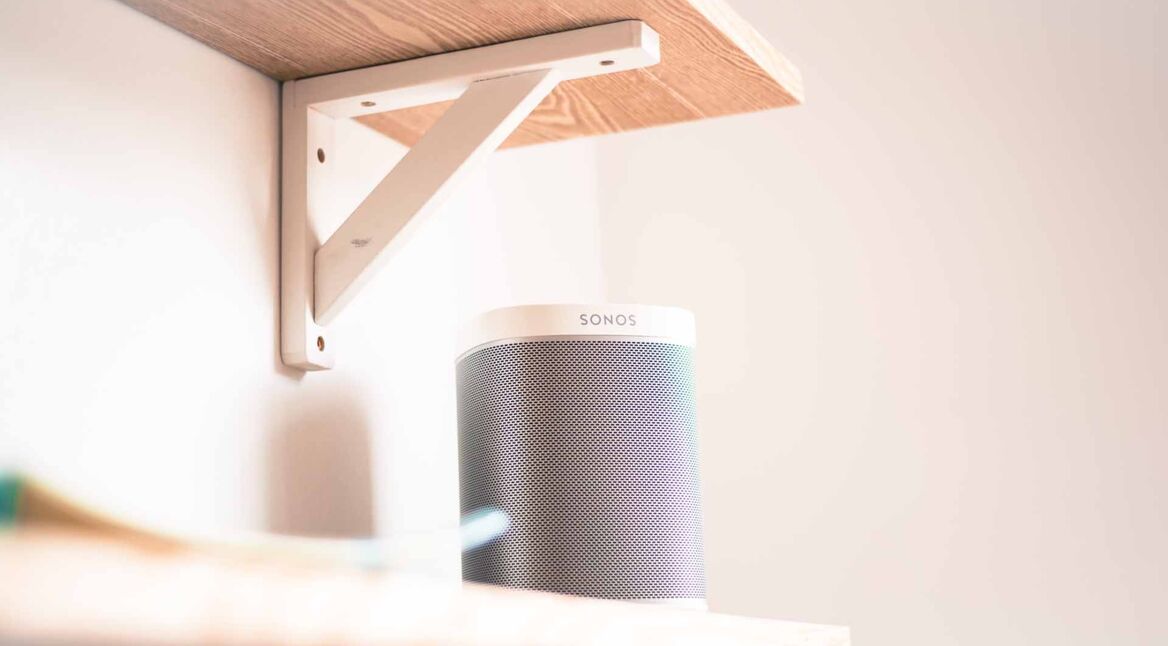 Sonos-Lautsprecher vor weißem Hintergrund