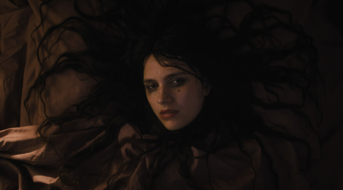 Nell Tiger Free in ihrer Hauptrolle in Das erste Omen