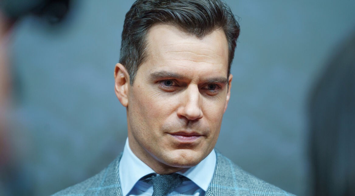 Henry Cavill im Anzug bei einer Premiere